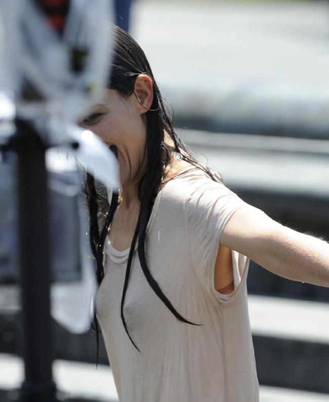 Katie Holmes is soaked from head-to-toe as she films a scene in a fountain ...